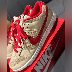 Men’s NIKE DUNK LOW SE; cream and red; size 11.5; worn once